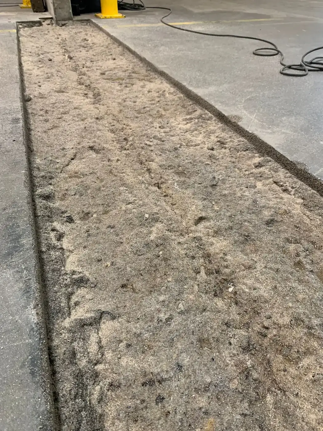 Aufgestemmter Fugenbereich vor dem Neuaufbau