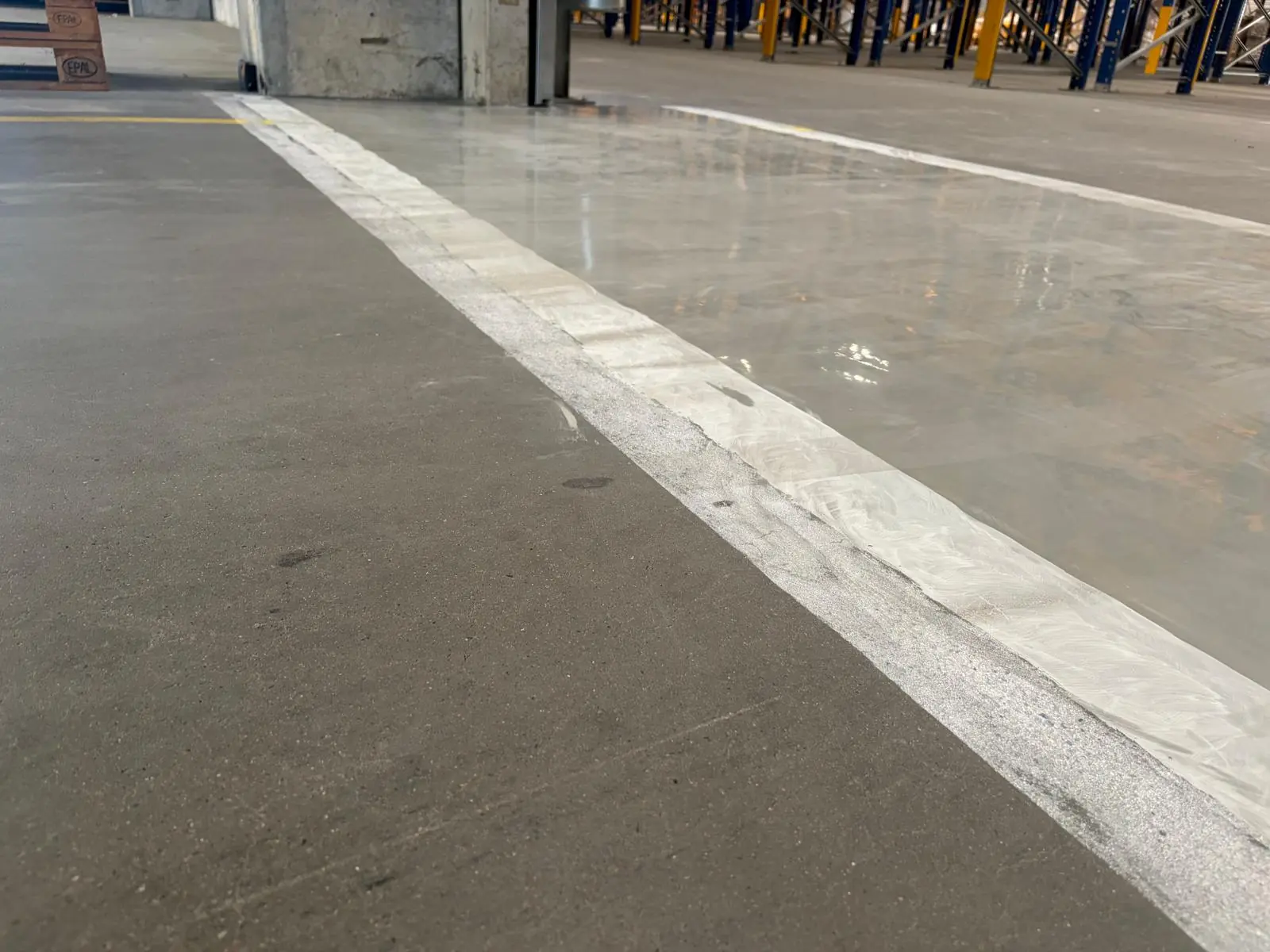 Sanierte Blockfuge im Torbereich einer Logistikhalle