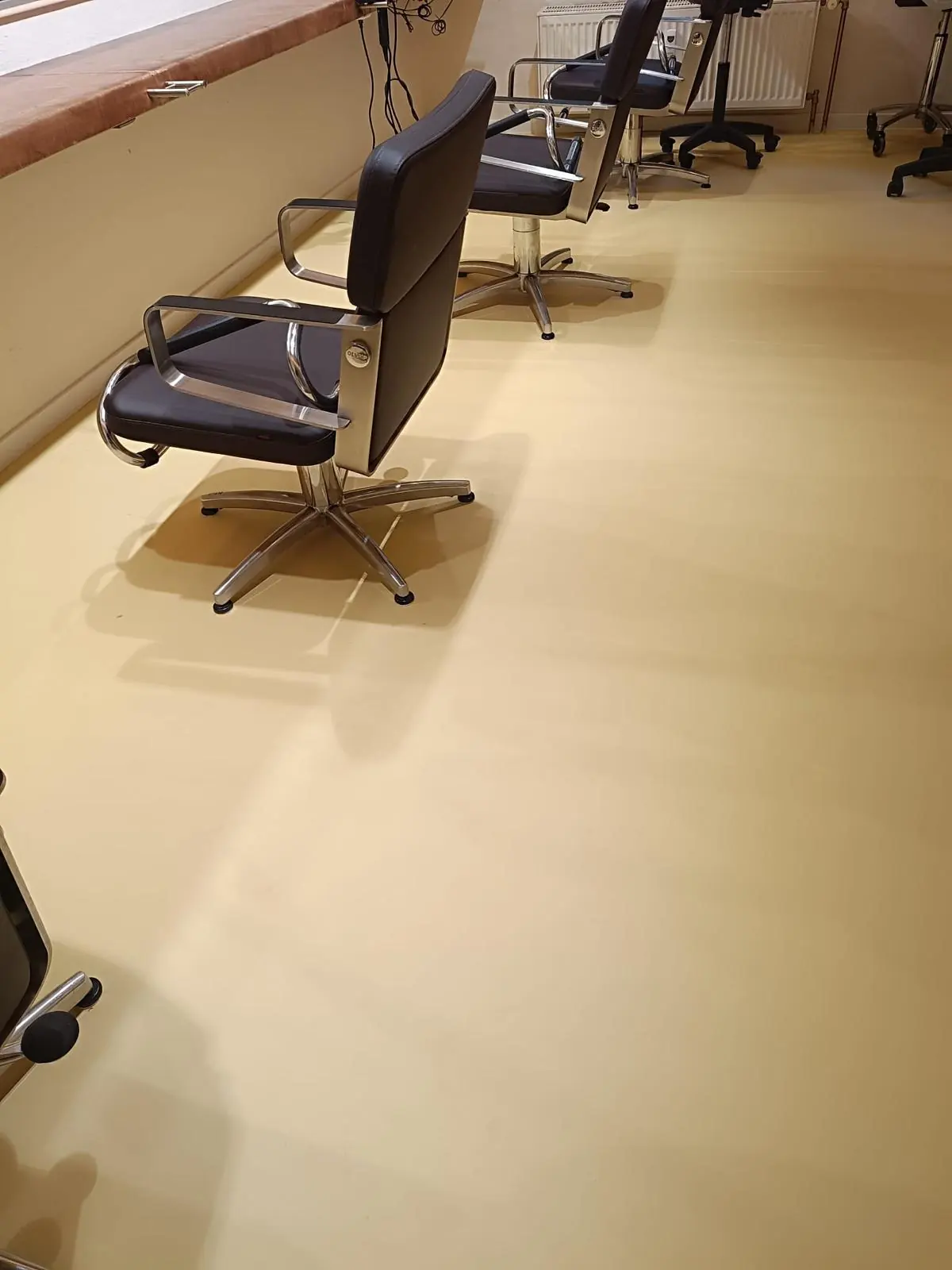 Fugenloser, heller Boden in einem Friseursalon