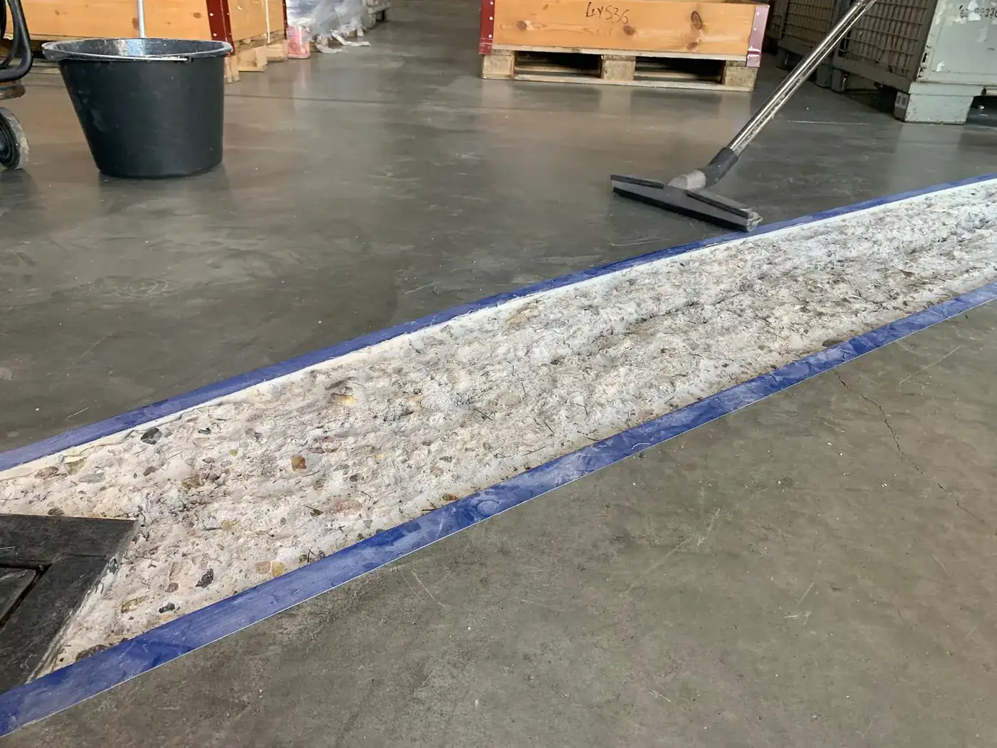 Sanierung einer Fuge im Hallenboden