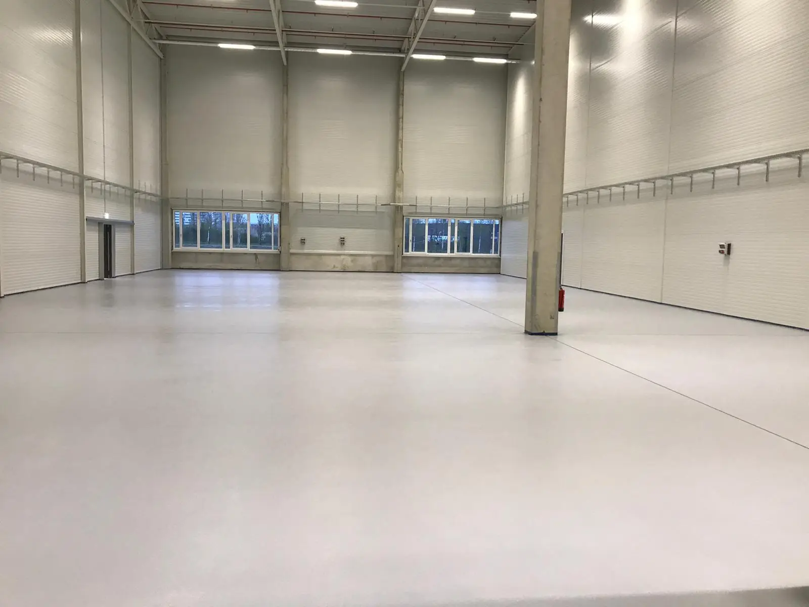 Helle, frisch beschichtete Halle