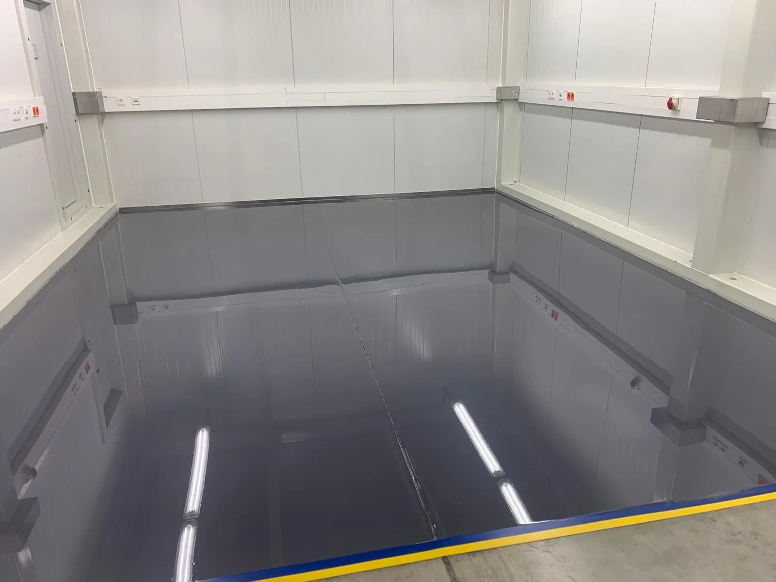 Fertig beschichteter Hygieneboden in einem Kühlraum