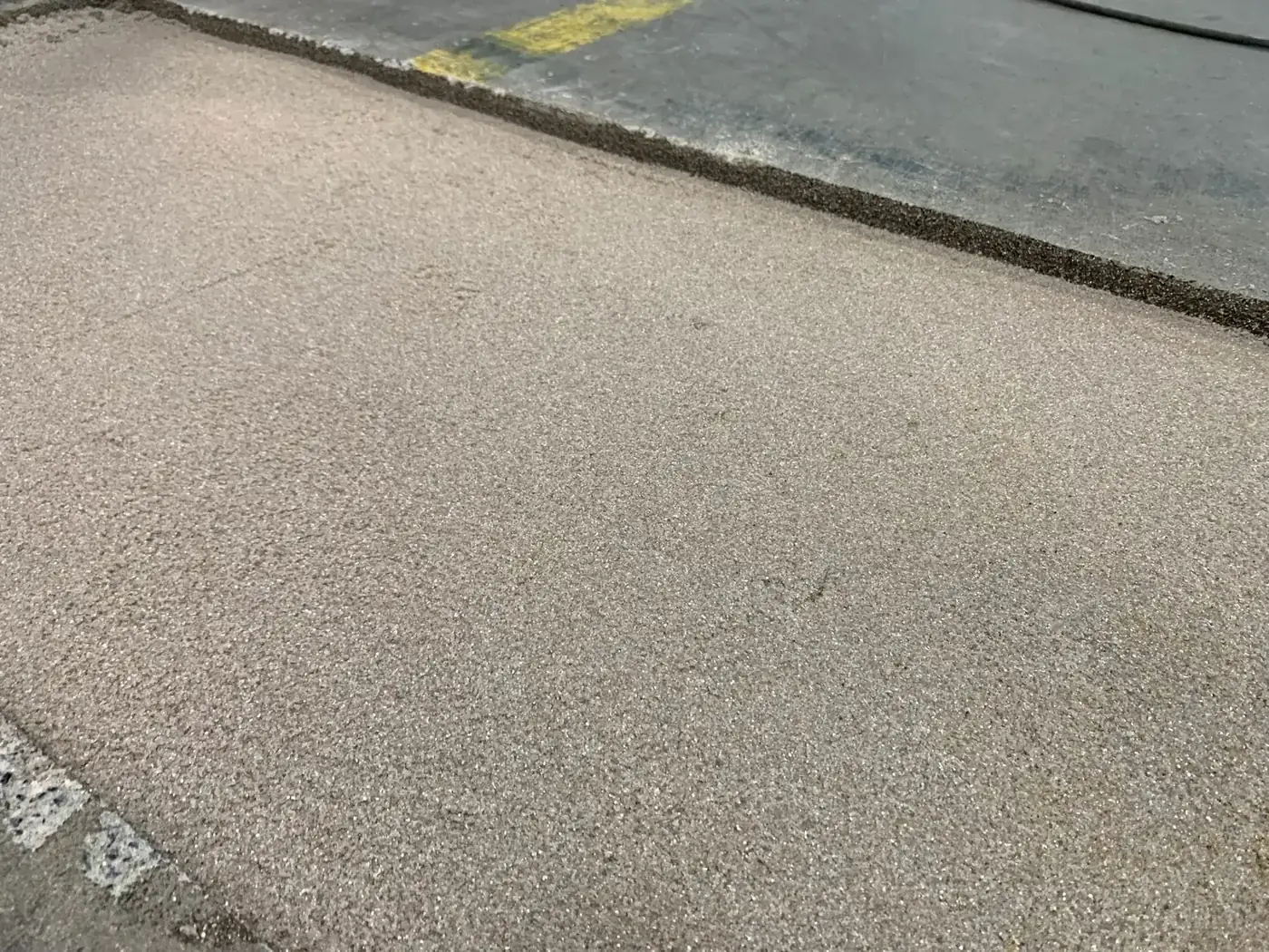 Quarzeinstreu in einer frisch eingebauten Beschichtung, Detailaufnahme