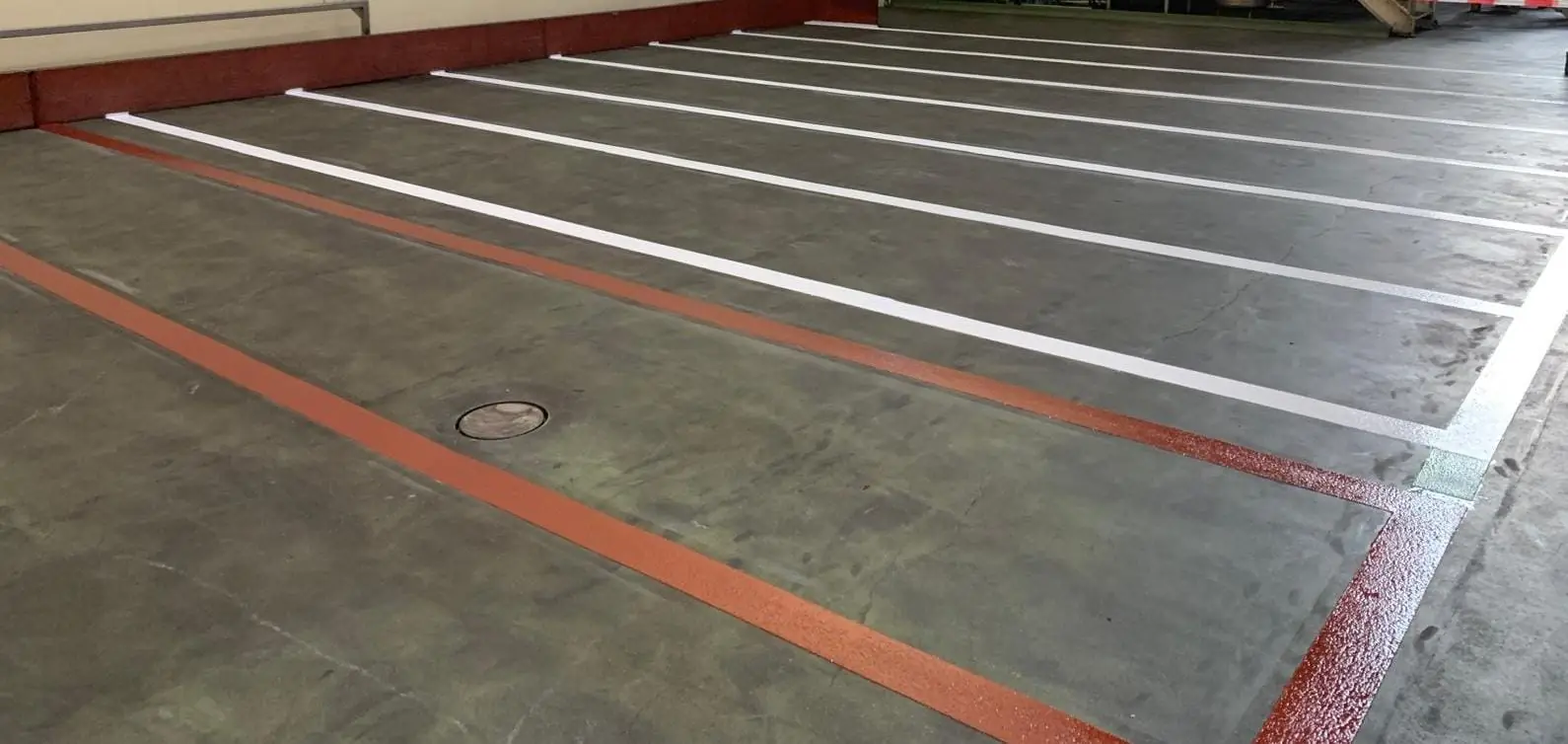 Rote und weiße Linienmarkierung in einer Halle