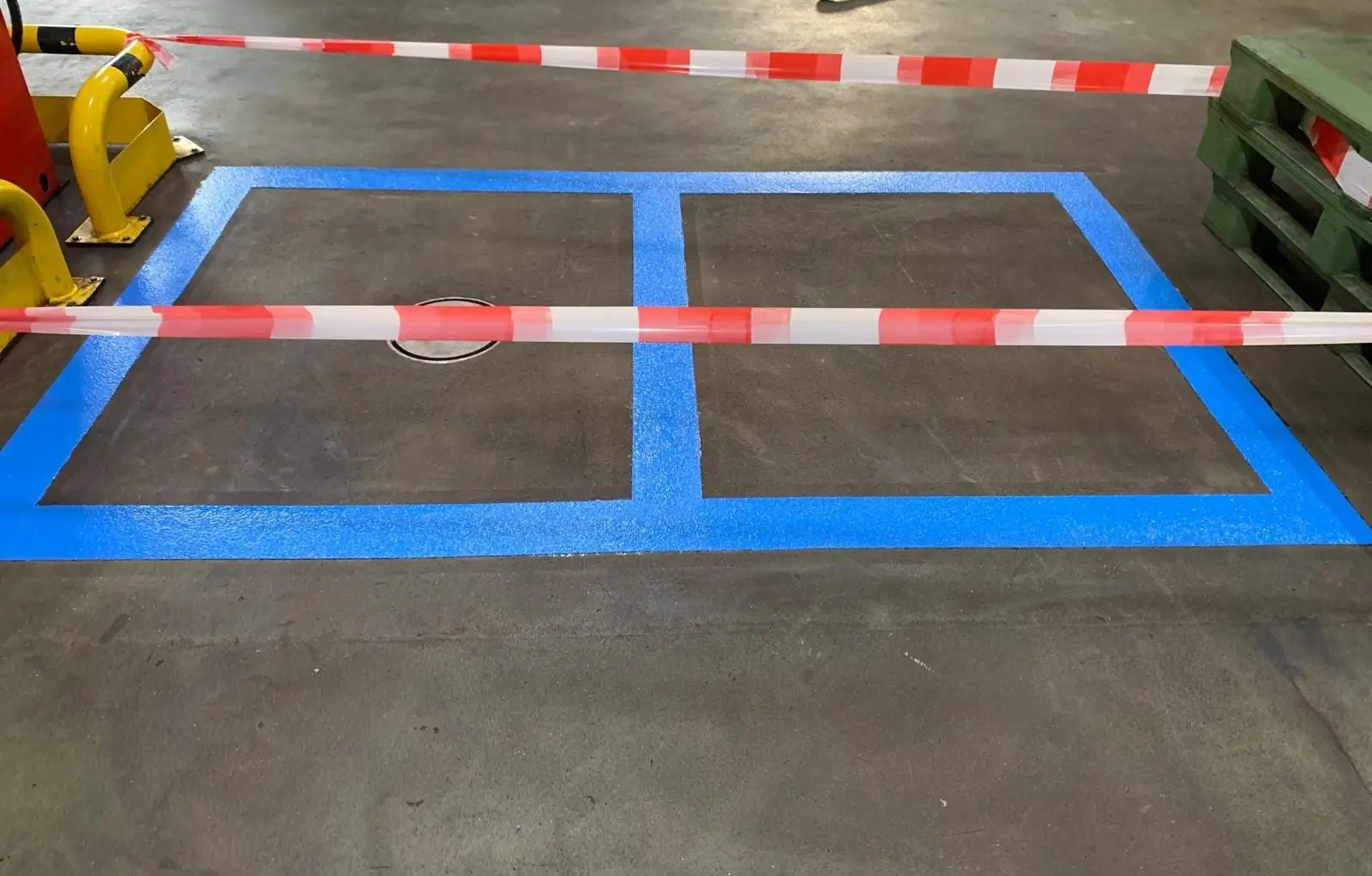 Blau markierte Lagerfelder auf einem Hallenboden