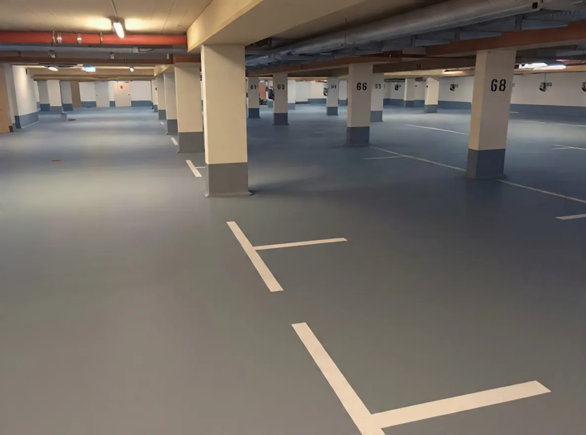 Beschichtete Parkebene mit markierten Stellplätzen