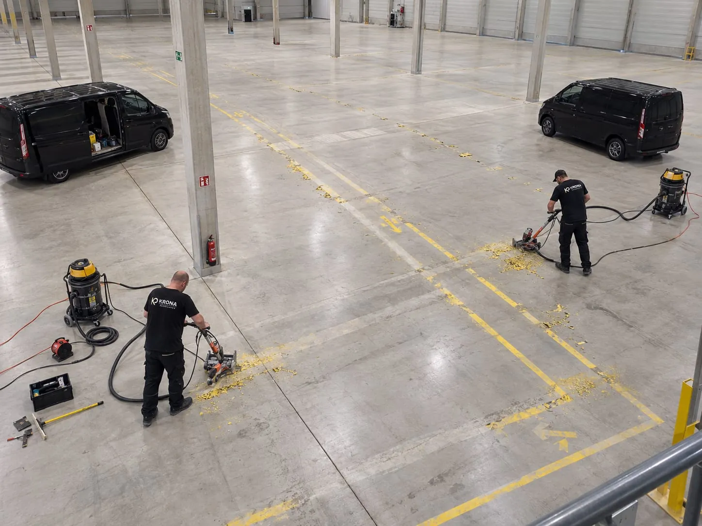 Das KRONA-Team mit Fahrzeug vor einer Halle