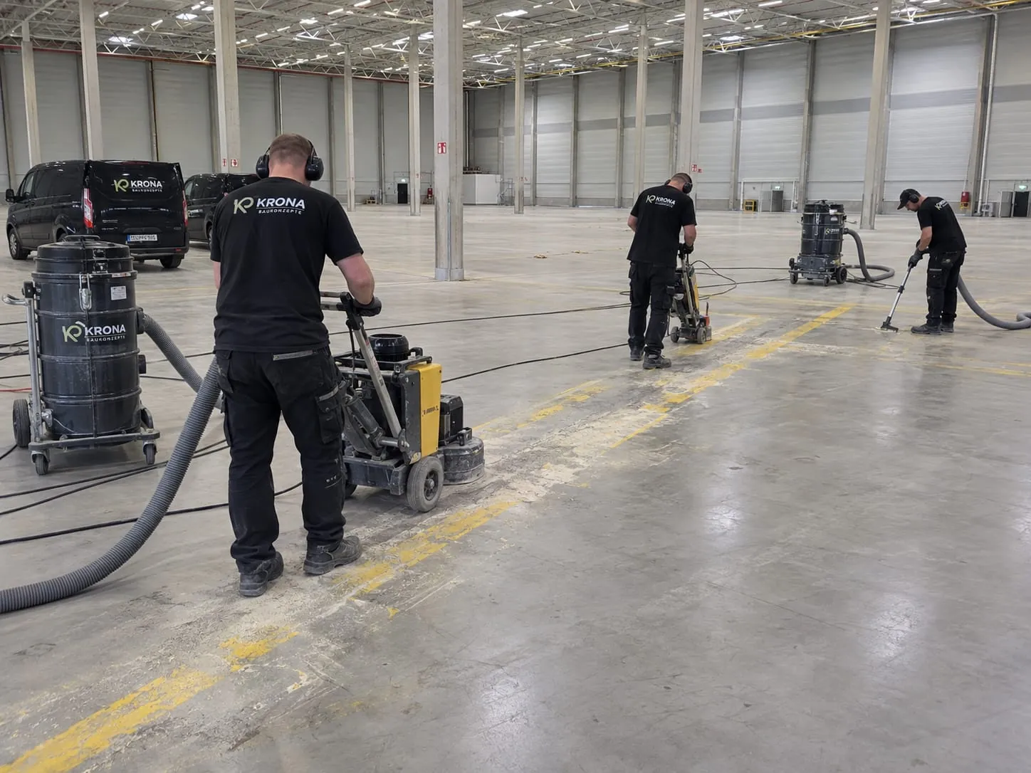 Mechanische Untergrundvorbereitung in einer Halle